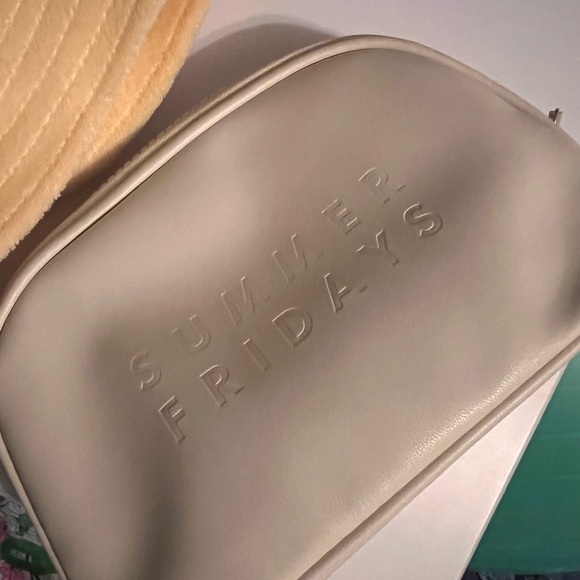 Summer Fridays Bucket hat & Makeup Bag - Picture 7 of 8